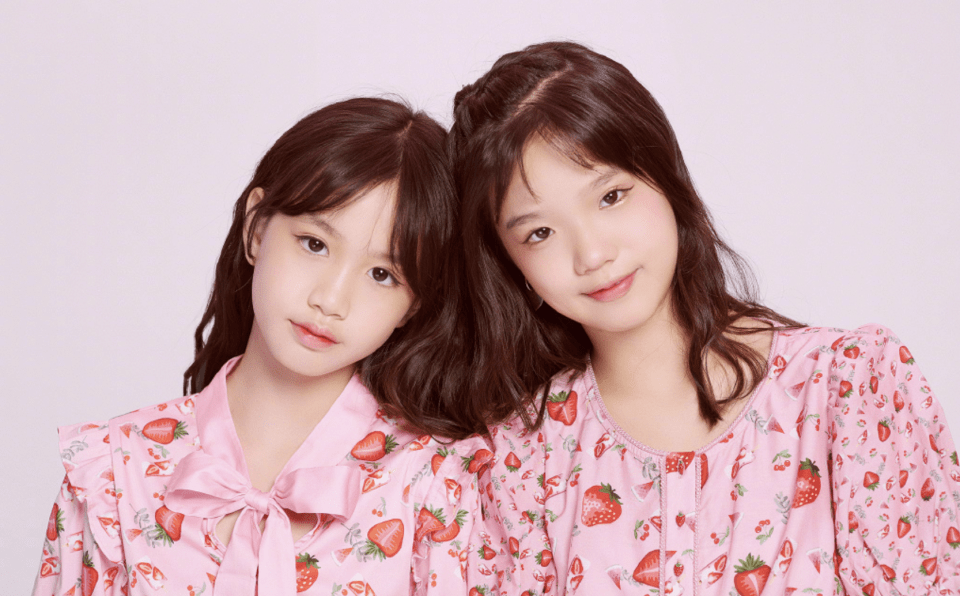 钟丽缇携女儿拍写真,姐妹俩越来越像双胞胎,母女三人似闺蜜_jaden