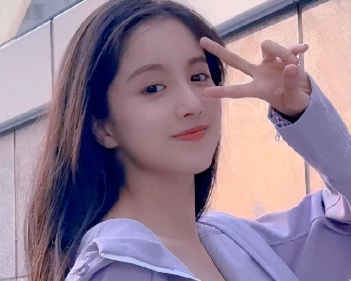 《灼灼潇洒》王俊笔太美了,演一个丫环却很抢眼,不愧是校花出身_蔓儿