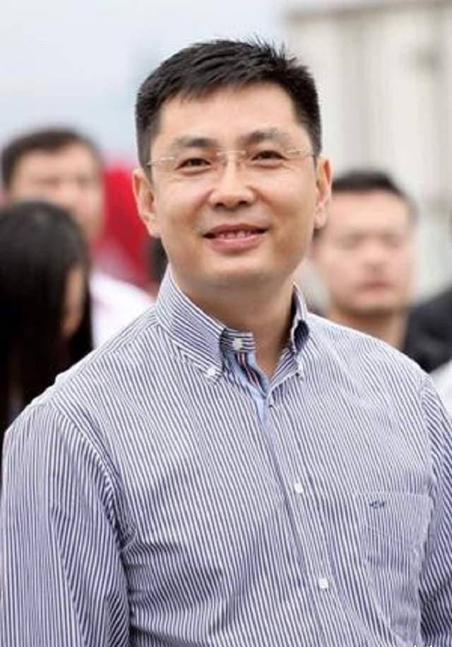 靠"不要脸"在地摊获秘方,27岁身家上亿,破产后再开200多家店_李剑