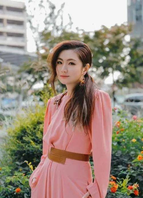 妹妹任容萱回应:家人忽略了产妇的感受_任家萱_男友_孩子