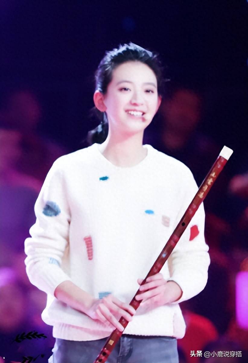 陶慧敏20岁女儿才貌双全,一身朴素装扮难掩甜美俏丽_女性_牛仔裤_时尚