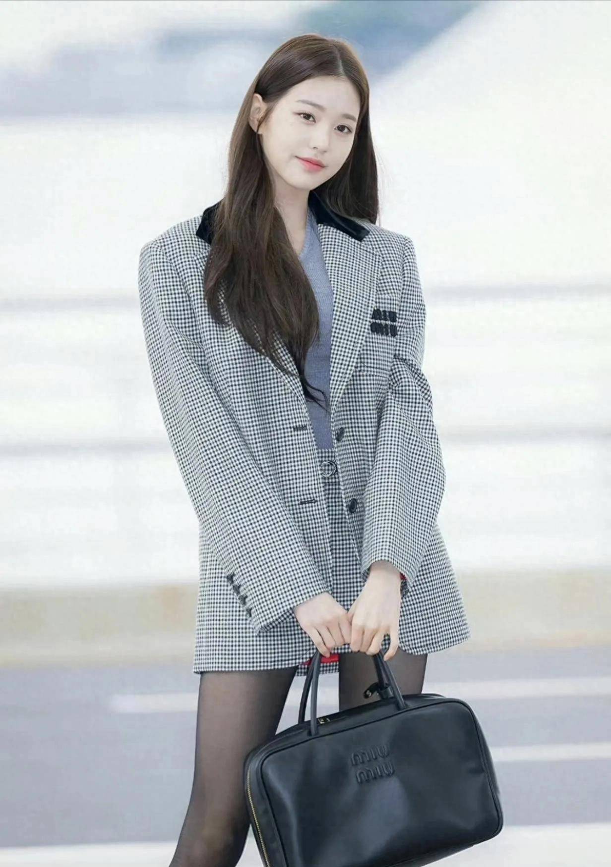 来自韩国的张员瑛小姐姐,时尚黑丝袜美腿,举手投足都流露出优雅_魅力