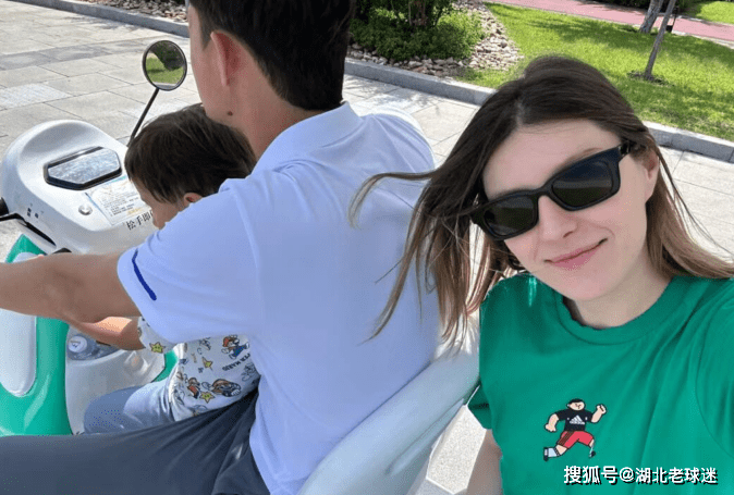 48岁前留洋国脚晒出二胎,自己是混血,妻子是老外_谢晖_比赛_大连人