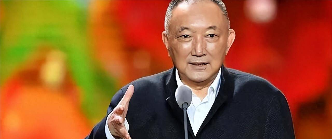 让星爷零片酬讨角色,"内娱教父"韩三平是何背景_周星驰_向华强_向家