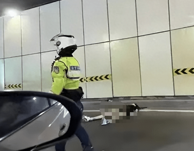 车辆失控撞路沿,现场惨烈画面曝光_摩托车_朋友_悲剧