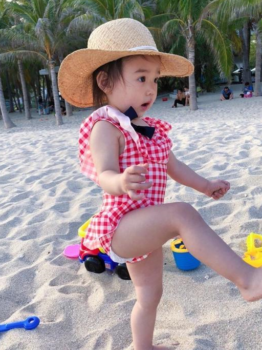 小酒窝穿着一身红色半点的小泳装,颜色显眼,很亮眼!