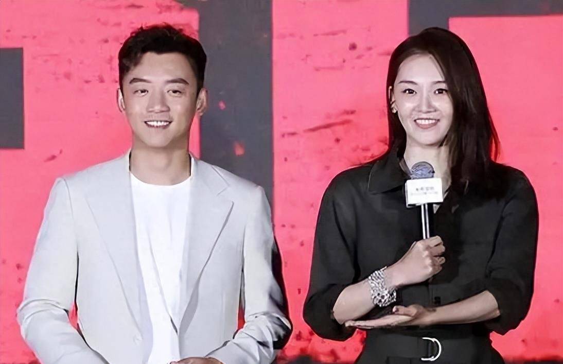 他曾与多位女星传出绯闻,如杨幂,唐嫣,李沁,李小璐,张雨绮等,但郑恺