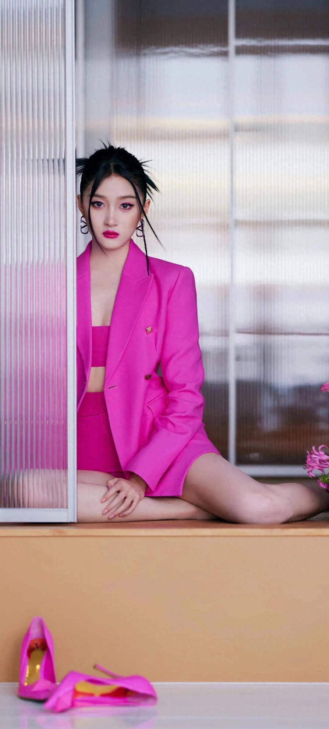 关晓彤的照片中,有一身甜美酷炫的芭比粉色套装,露出一双笔直修长的