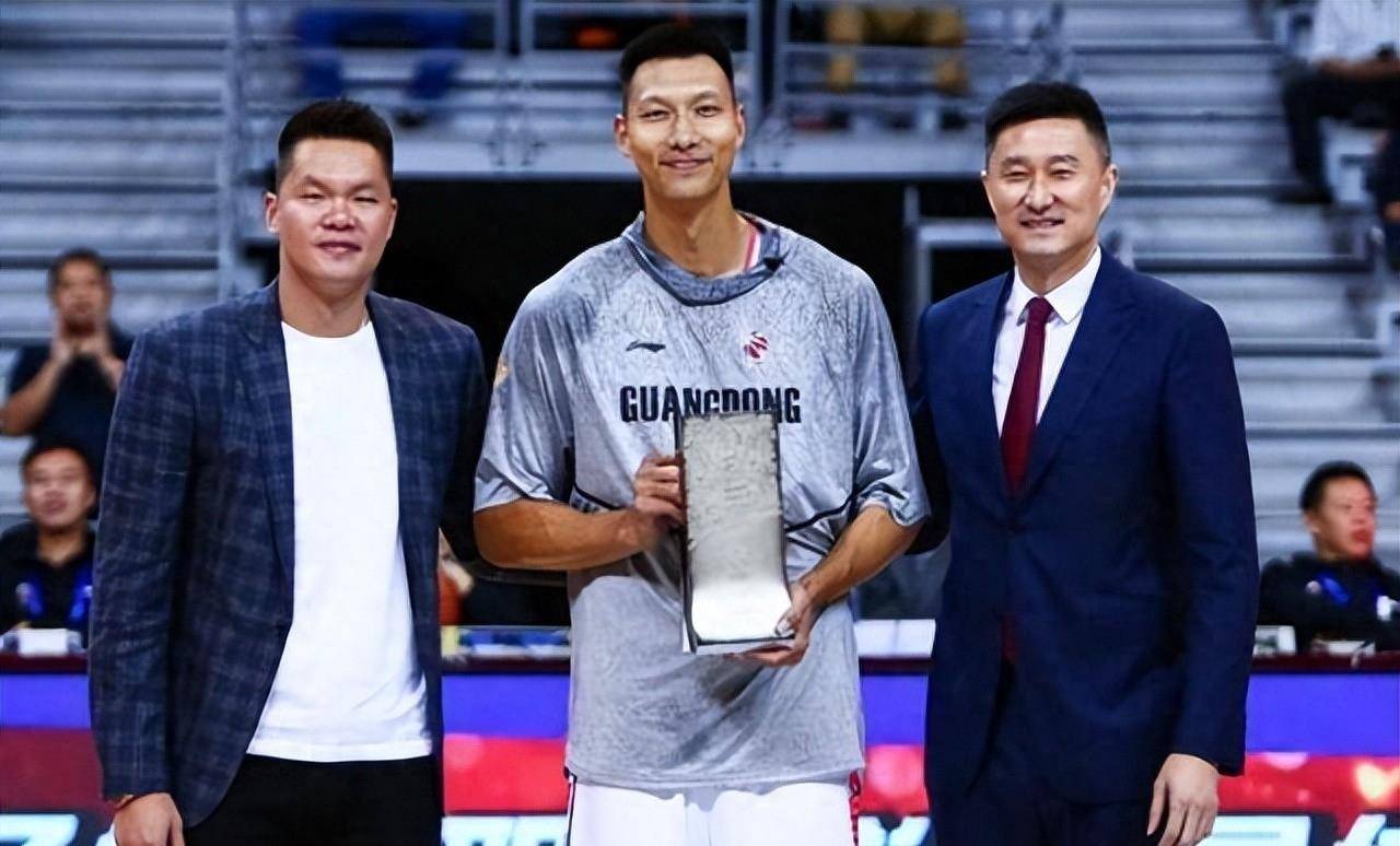 退役内幕曝光:为何朱芳雨缺席易建联的新的仪式?杜锋发声揭秘!