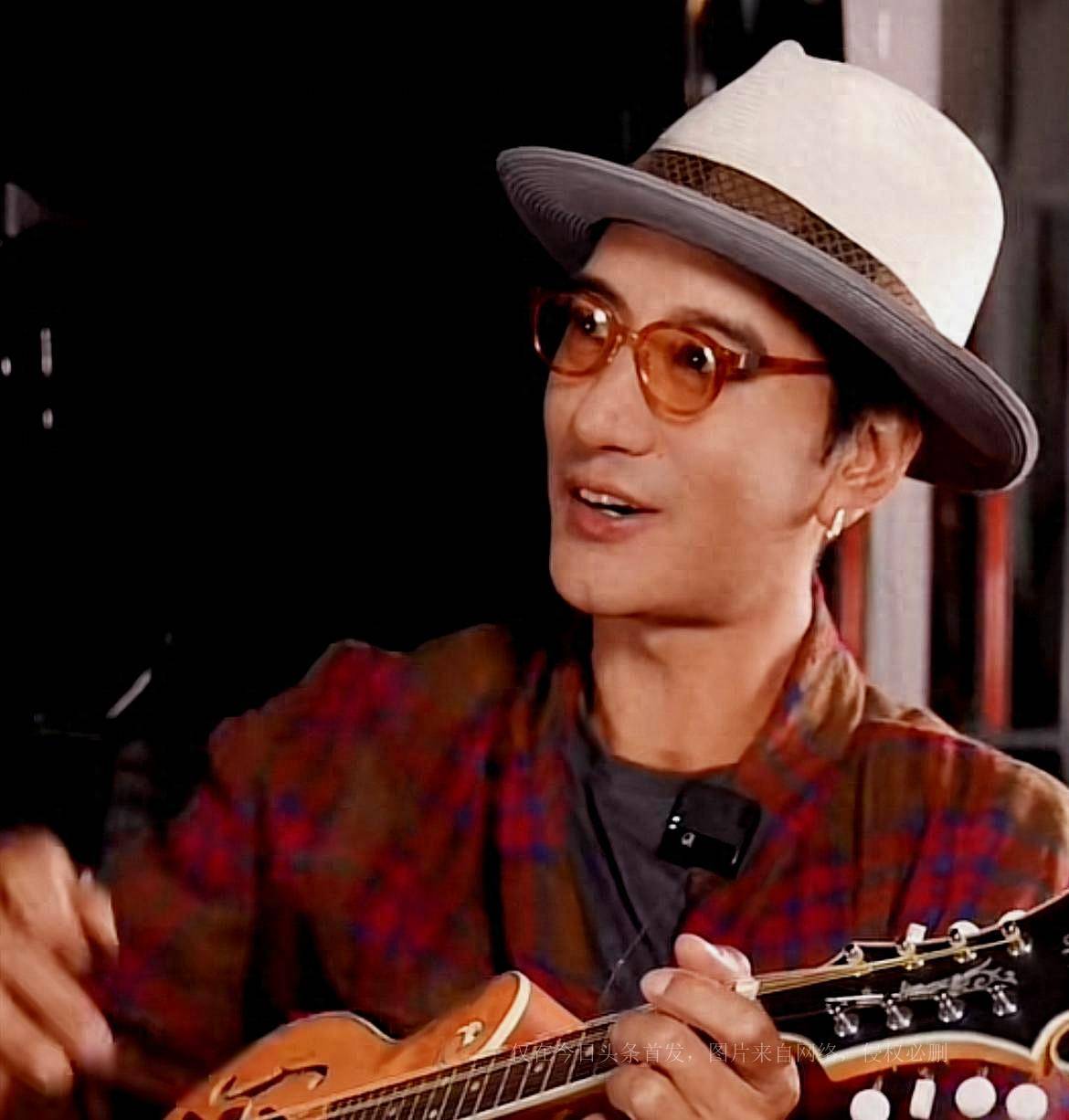 37岁知名艺人蒲巴甲街头摆摊人来人往却无人识,热情服务无架子_生活