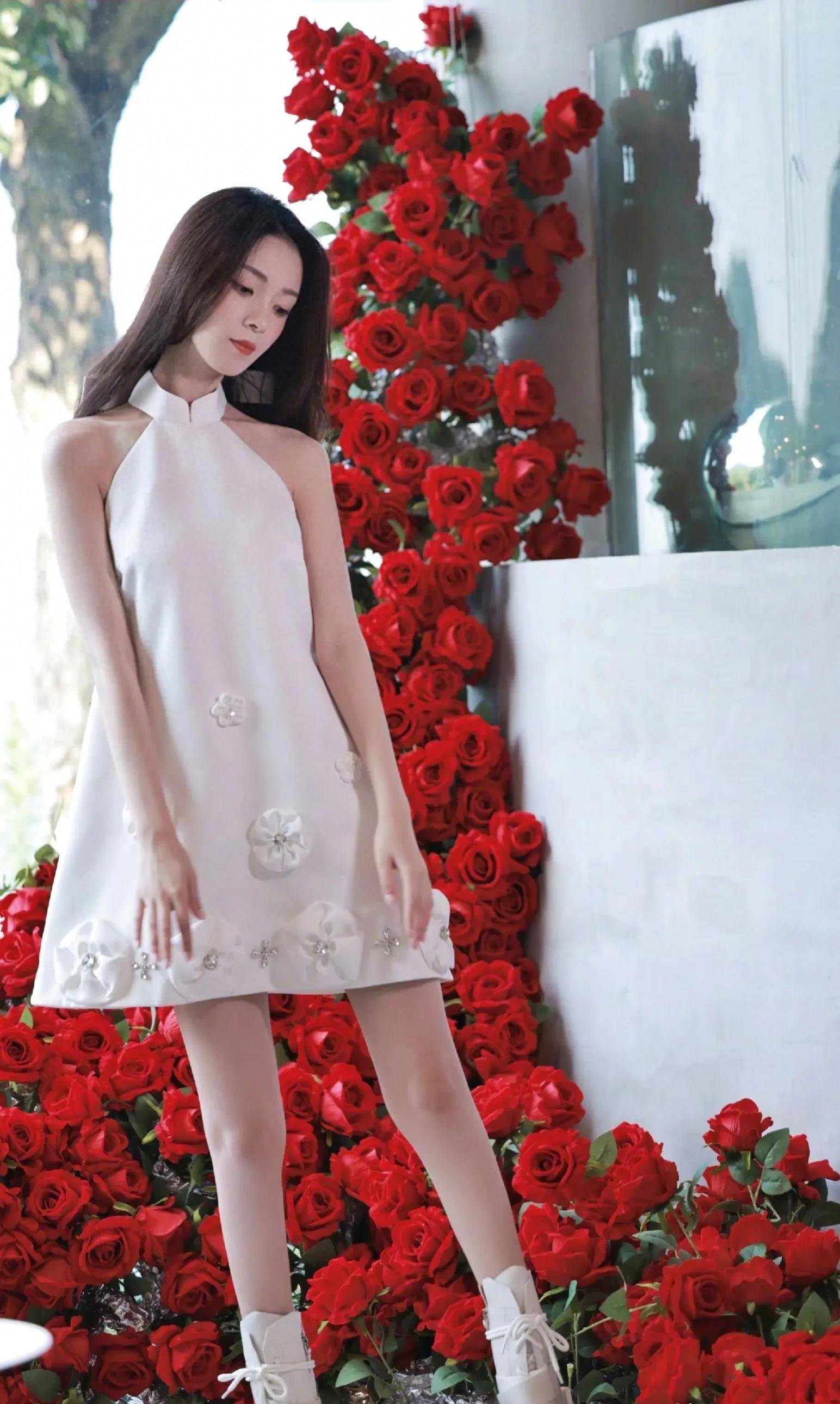 陈瑶纯白绣花连衣裙写真,鲜花配美人