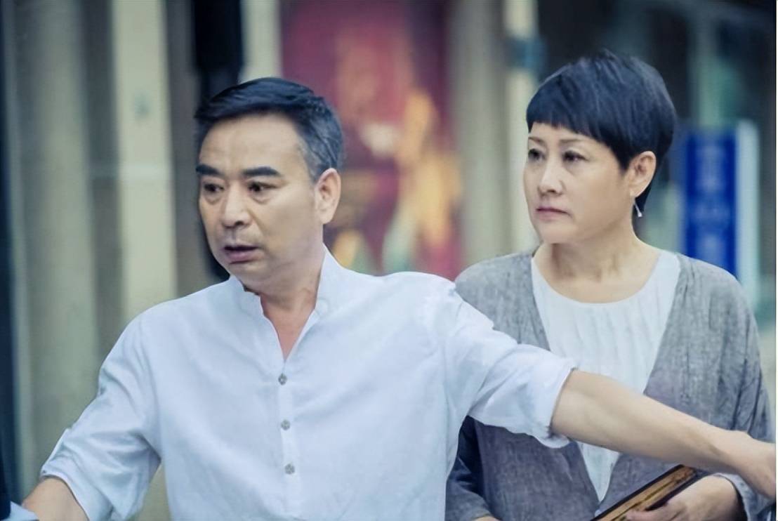 她红极一时,33岁退圈嫁给作家,如今61岁和女儿成"姐妹"_凯丽_张建全