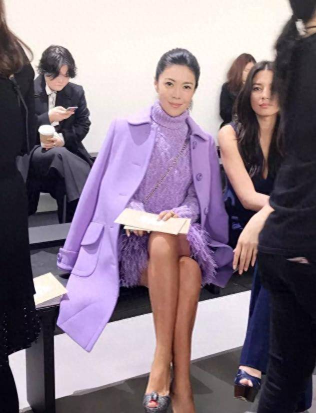 坐在潘石屹腿上的唐嫣被魔鬼欺负,时尚魔鬼曾经是多么嚣张_苏芒