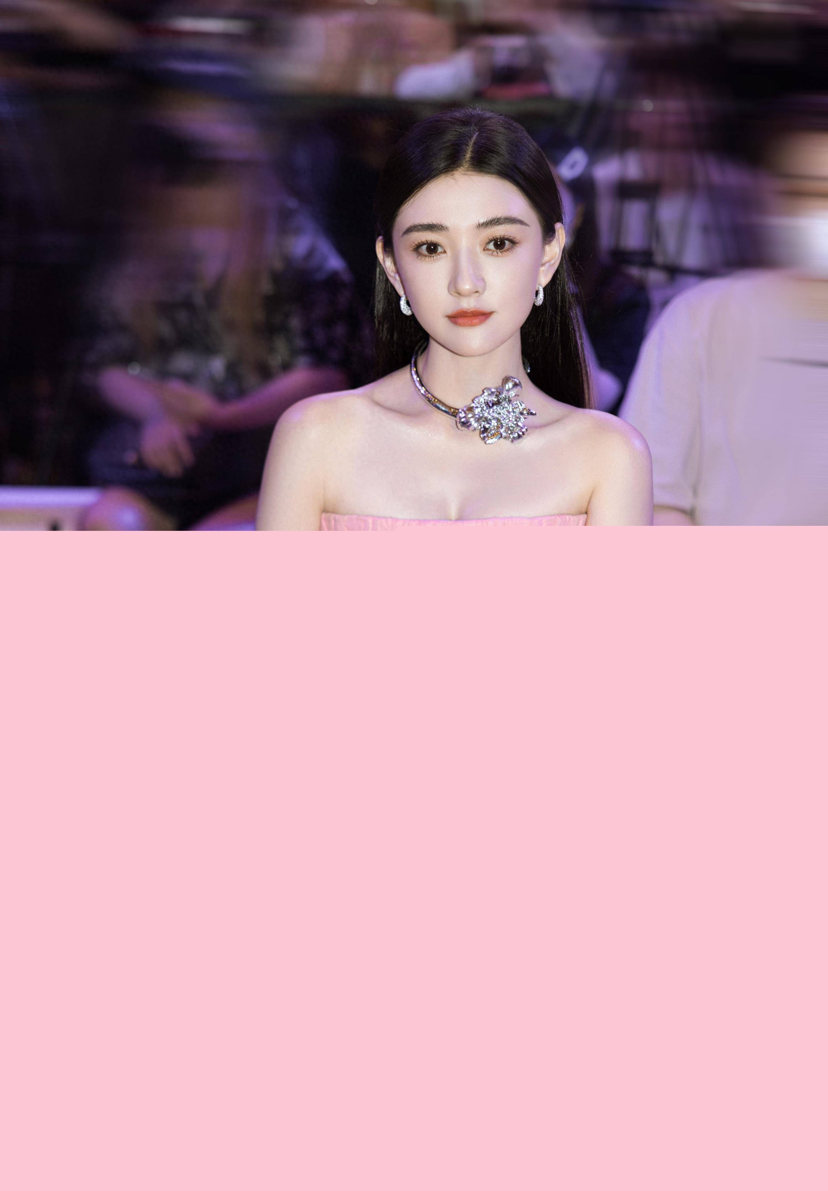 这样的梁洁,直接,甜蜜,却又不羁,透露出女性的独特魅力.