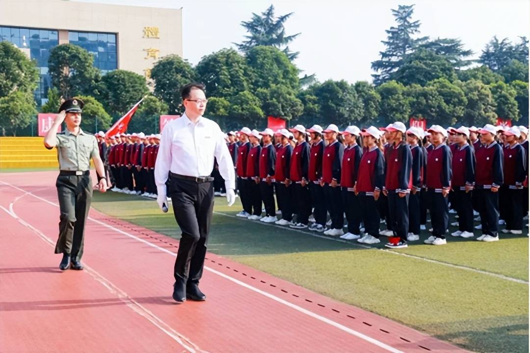 西安培华学院举行2023年新生开学典礼暨军训总结大会_华人_学子_青春