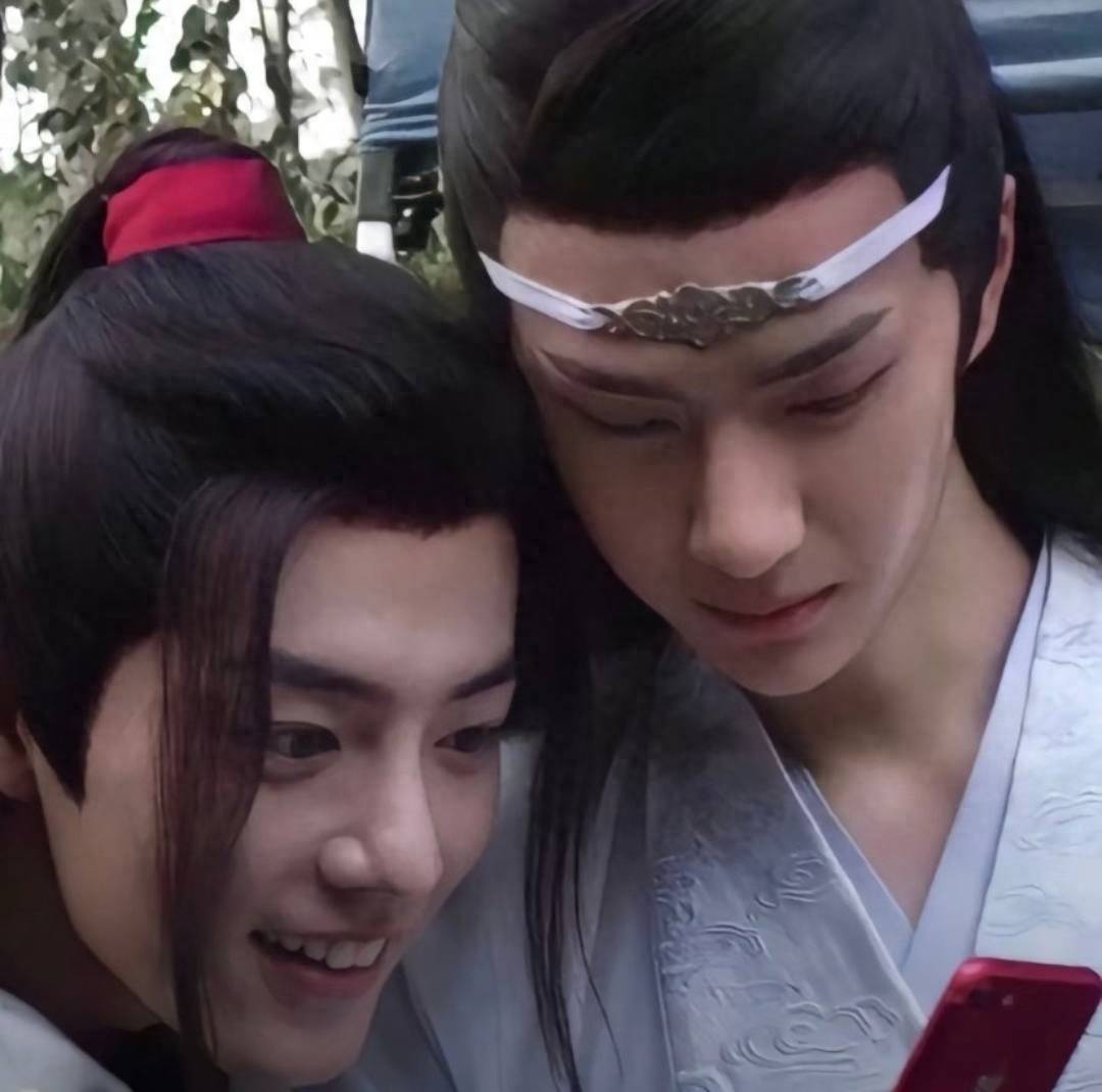 关晓彤白鹿发布新动态,网友调侃你俩也磕肖战和王一博的糖?