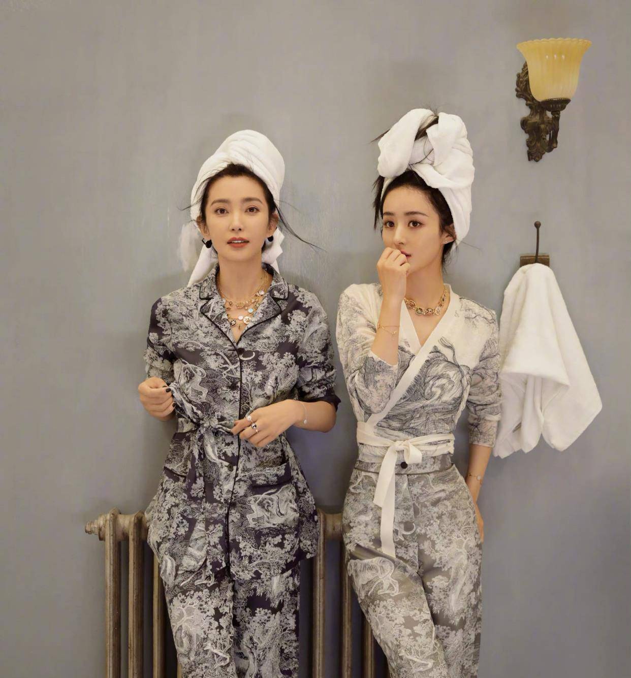 赵丽颖李冰冰手牵手拍摄封面,颖宝输了腿长胜在肤色,身材太过少女感