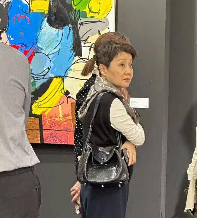 四太梁安琪现身深圳看展,提30万鳄鱼皮显阔气,短发造型被指男相_皱纹