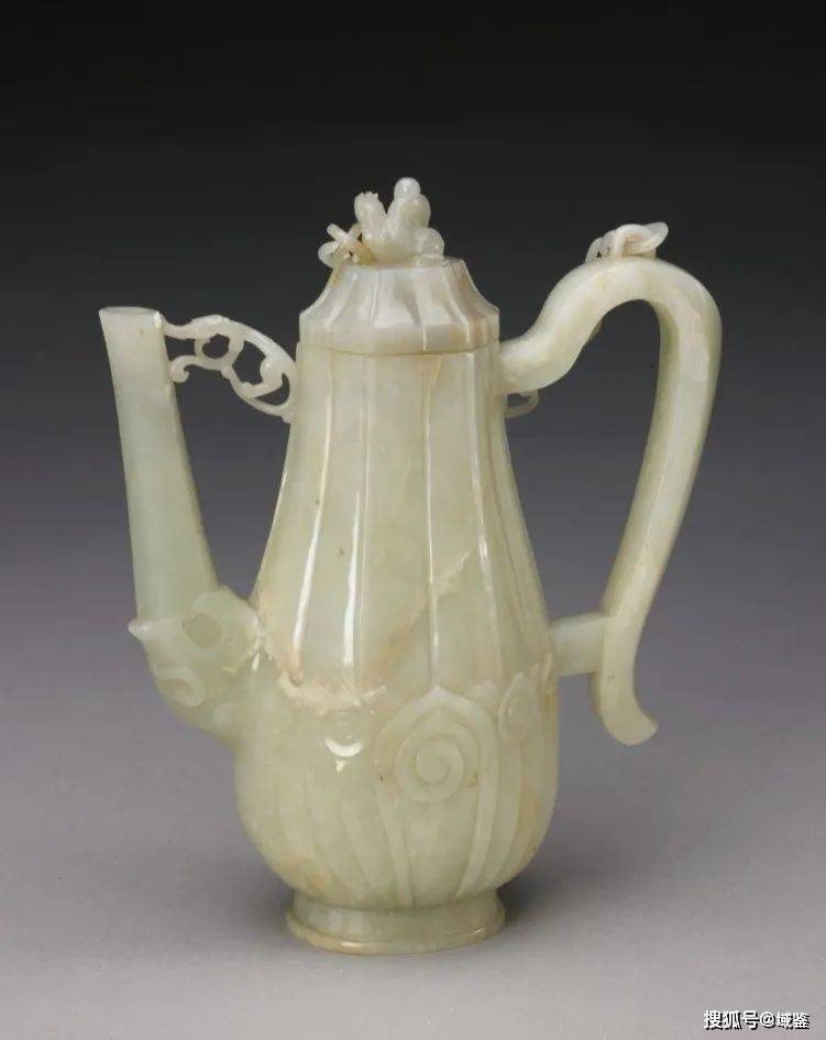 故宫博物院藏品明 青玉鸳鸯卧莲云龙柄执壶北京故宫博物院藏品清代,古