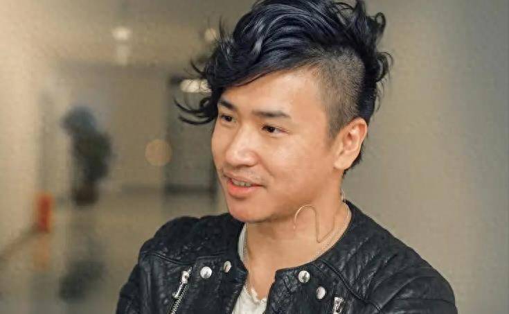 44岁欧弟烂醉街头,蹲路边抱柱子险碰撞,前妻刚被拍和小鲜肉暧昧_名人