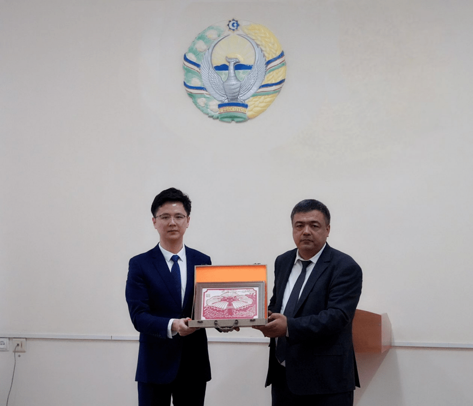 会后王栋与第一副校长阿卜杜拉耶夫·乌鲁格别克·图兰博耶维奇互赠