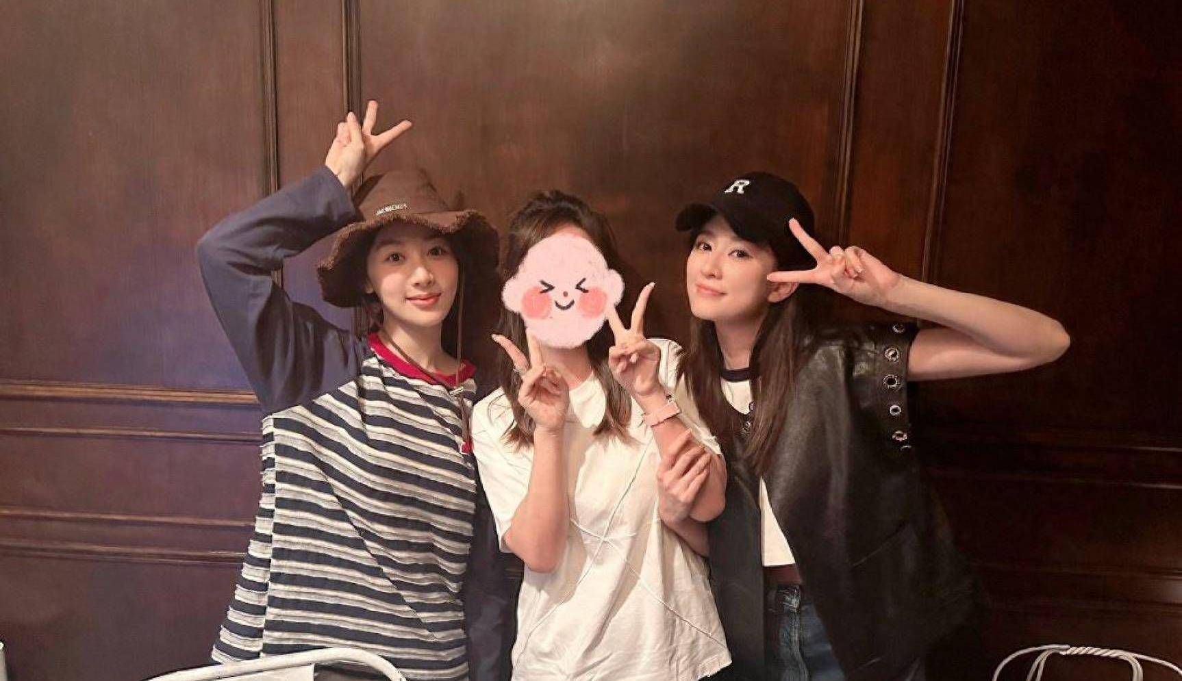杨紫乔欣最新合照曝光两人开心比耶_友情_合作_一面