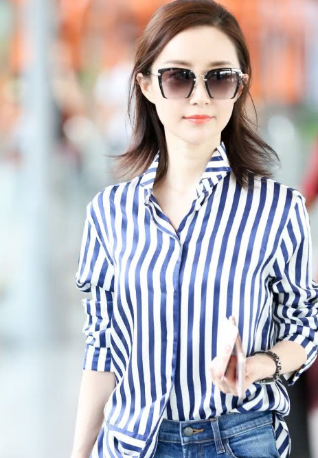 舒畅原来这么会穿衣服,一半衣摆塞进裤头里,这个小举动很加分!