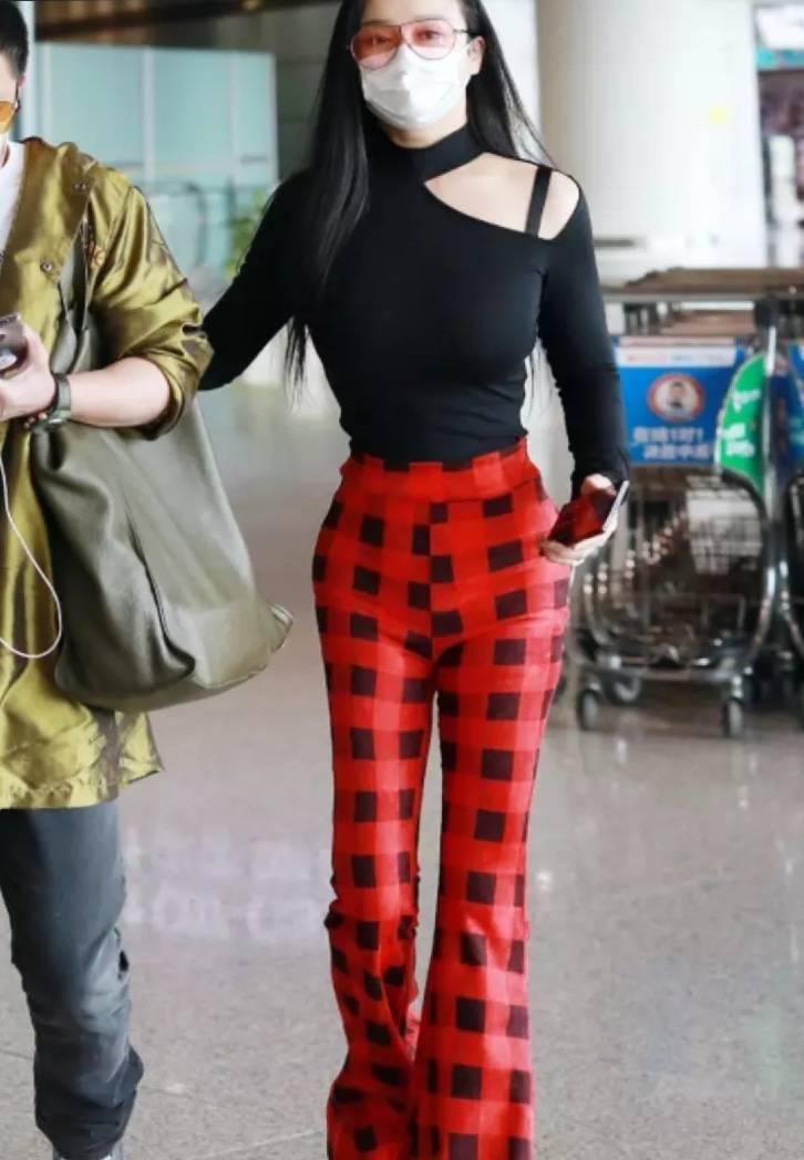 冉莹颖肚子顶着抱娃炒菜,穿运动装虽普通,但有母性的光辉!