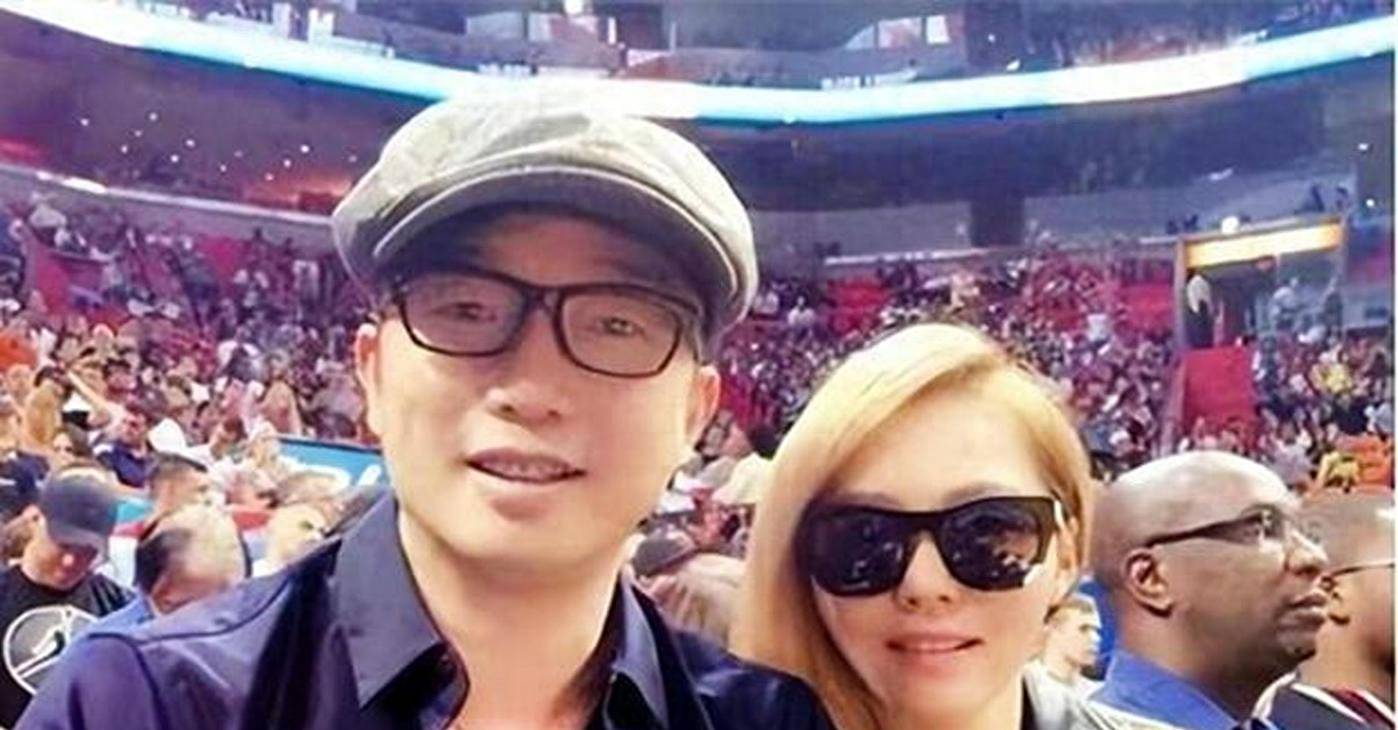 也是同一年,张靓颖在自己的演唱会上向相恋多年的男友冯轲求婚了.