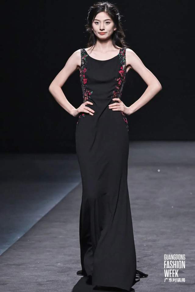 潮式时尚有多美?来潮州婚纱晚礼服基地优势服装品牌联展饱眼福