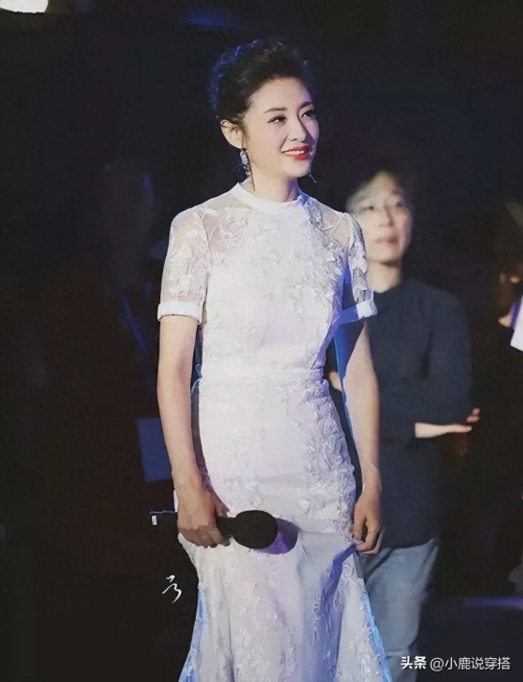 54岁周涛气质真好!穿红裙配编发现身户外主持美艳大气!