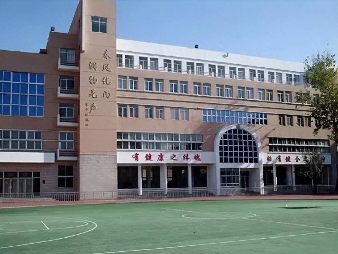 拥有三个教学区:烟台五中,烟台华侨学校,原胜利路小学.