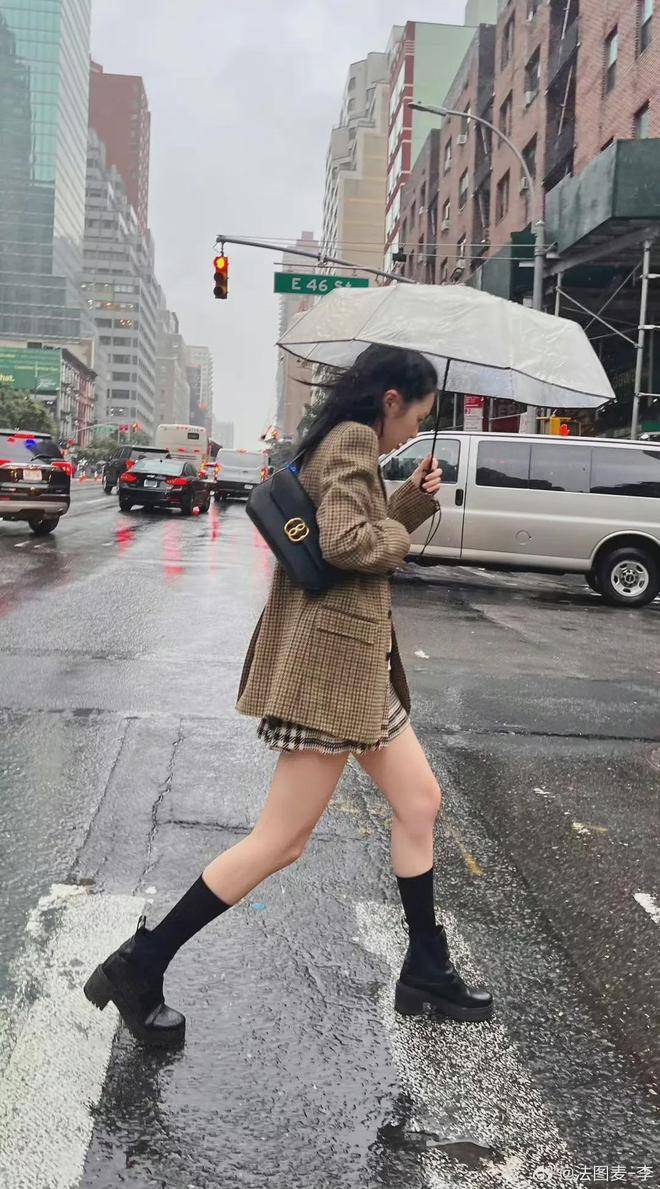 在这组照片中,21岁的法图麦身穿短裙和时髦的中长格子外套,十分的成熟