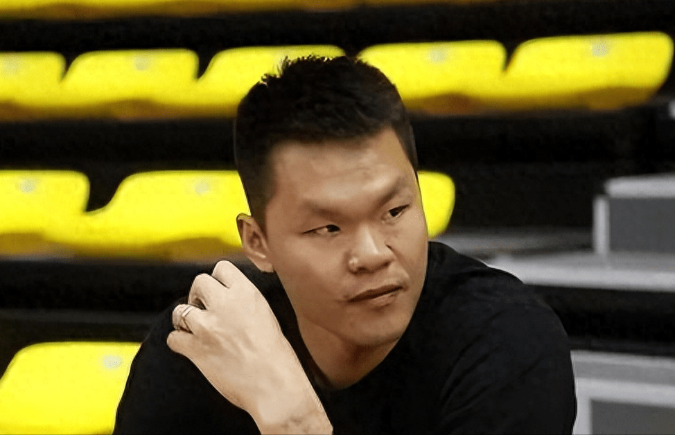 年过40打扮似少女,后背纹身很显眼_吴迪_易建联_1