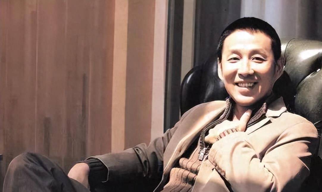 陈道明被偶遇,穿500元真丝衫,头发胡子已全白,膝盖有伤痕_照片_价格
