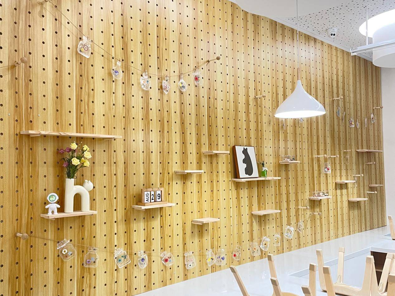 洞洞板上的背景板可以和挂钩,"火柴棍 ", 层板等等物件来搭配组合