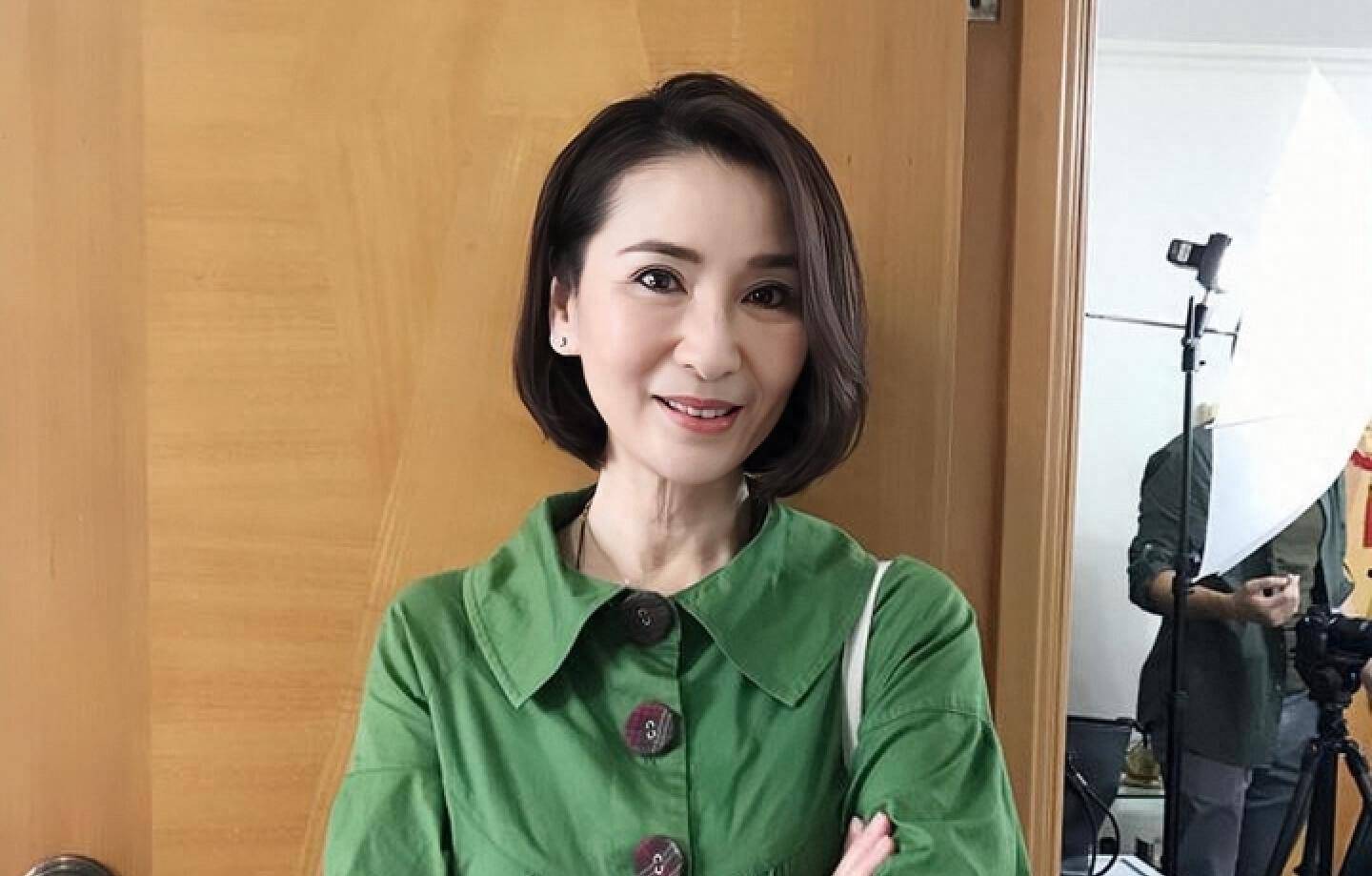 区霭玲在剧中饰演"红姨",陪伴着江嘉敏一同探索股市的奥秘.
