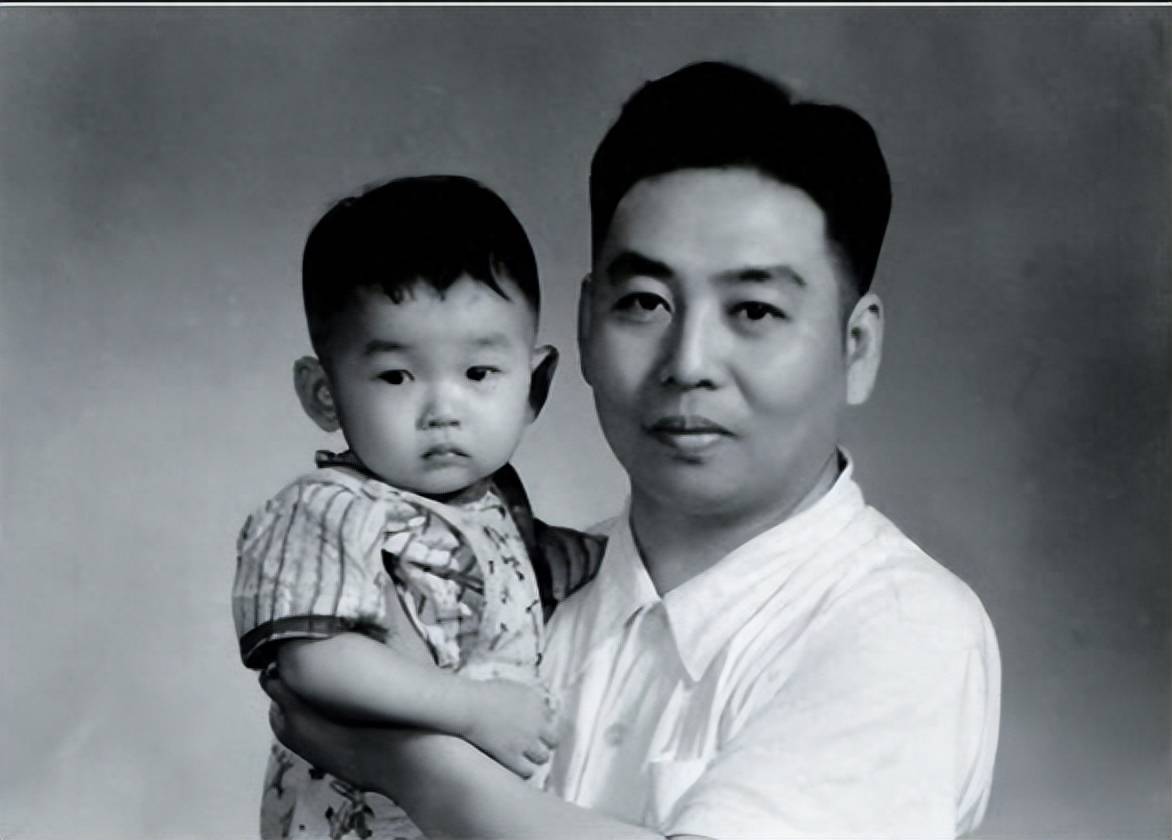 评剧名家新凤霞:24岁嫁二婚丈夫,她去世后3个儿女怎样了?