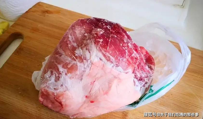 解冻肉不要直接用水泡,记住这个技巧,5分钟解冻好和新鲜的一样_冷冻