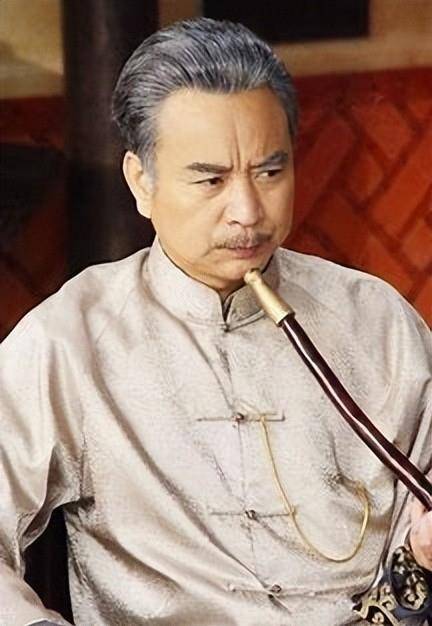 比这个还夸张,在《烟锁重楼》中,36岁的他甚至还演了40岁钟镇涛的爹