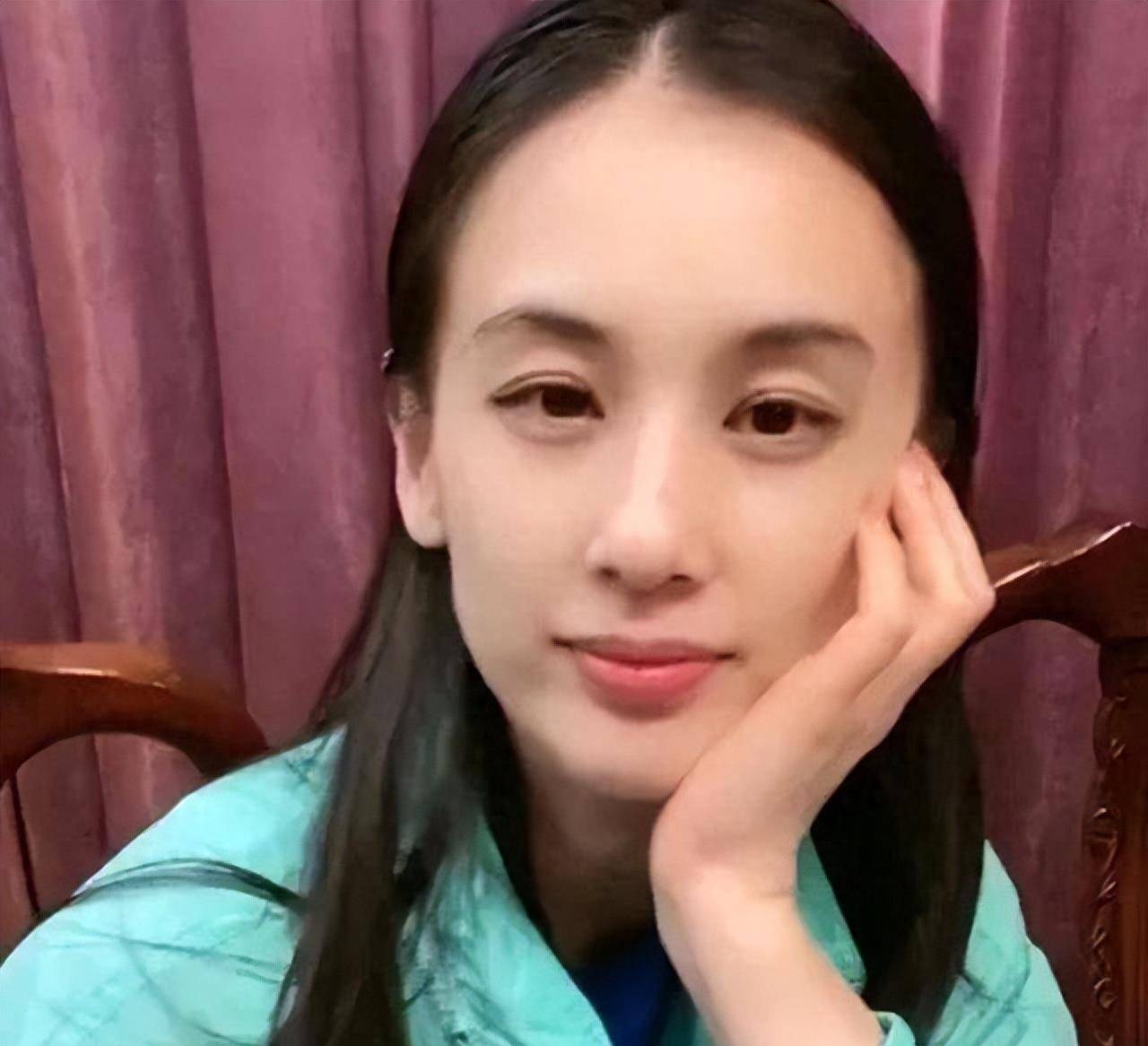 一角色迅速成名,如今的她靠着《浪姐》再次翻红,卸妆之后的黄圣依看