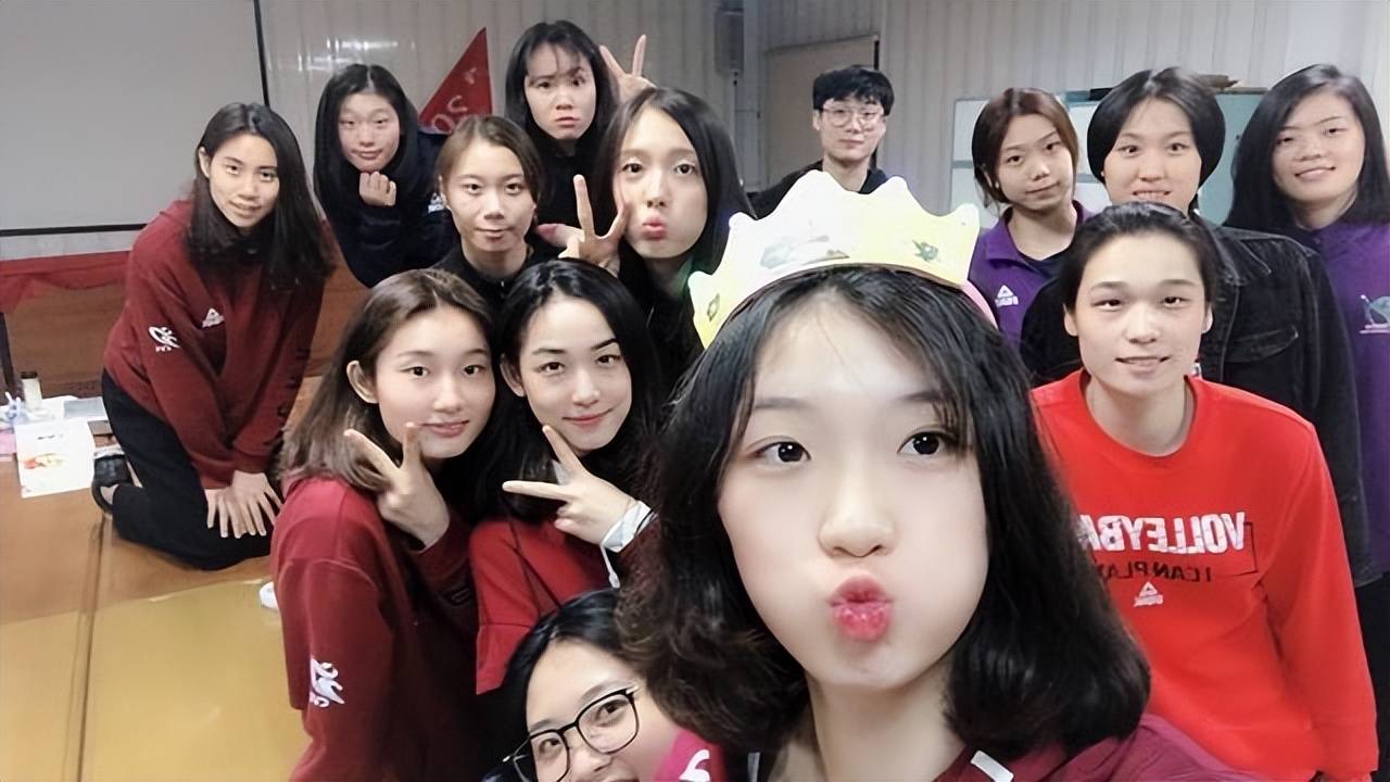 梁玮凡:进步相当大,不仅快球打得风生水起,发球也极具杀伤力_福建队