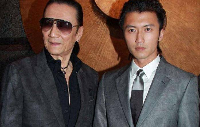 当时在香港出名的邓光荣,是他的结拜兄弟.