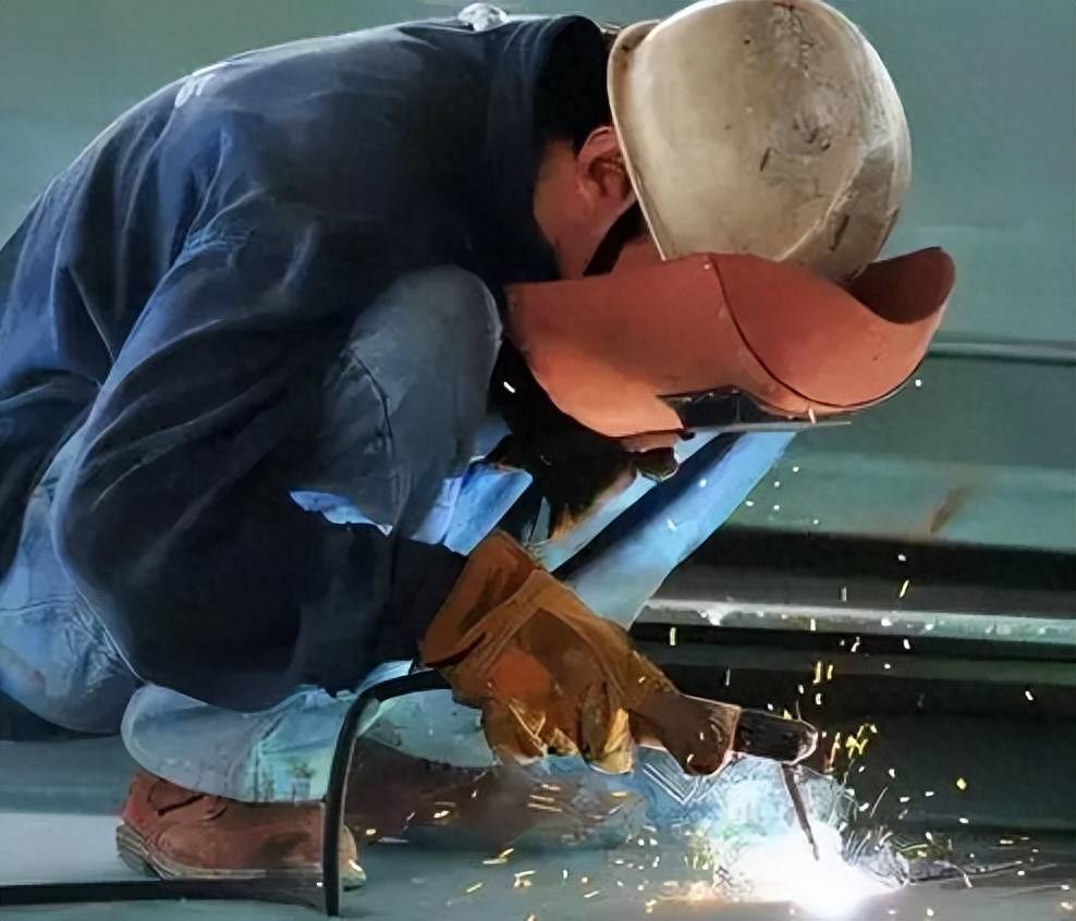 月入过万也笑不出来,电焊的危害有多大?真会影响男性生育?