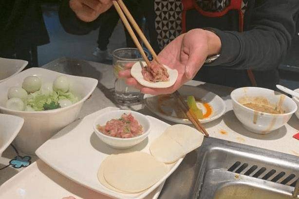海底捞再现"极品吃法",服务员翻白眼,收银员要加钱_顾客_食物_因为