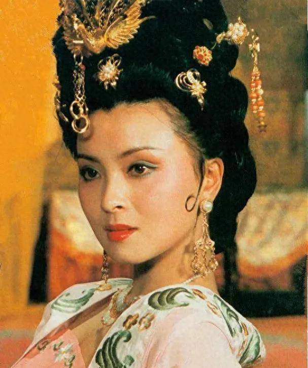 影视剧唐朝造型已落寞消失,华丽服饰不再用,高仿塑料珠子到处用_发型