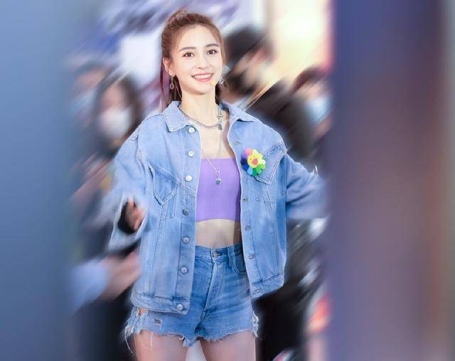 angelababy身穿抹胸上衣,搭配超短热裤,给人一种火辣的感觉,牛仔外套