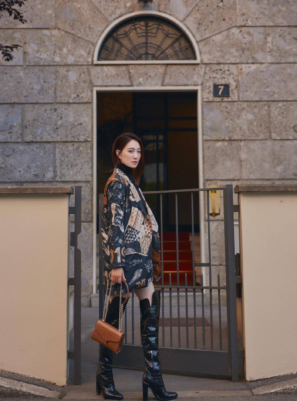 43岁李小冉肤白自信,穿"渣女靴"街拍走路狂带风,长公主变女王_靴子