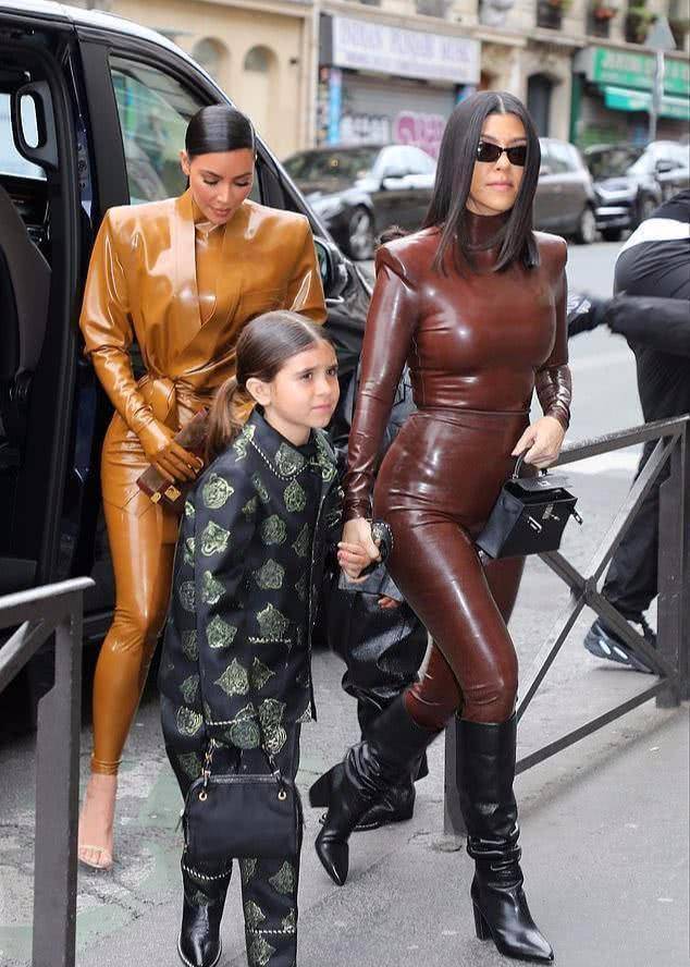 卡戴珊的"乳胶衣"才是真厉害,一般人扛不住_款式_衣服_时装周