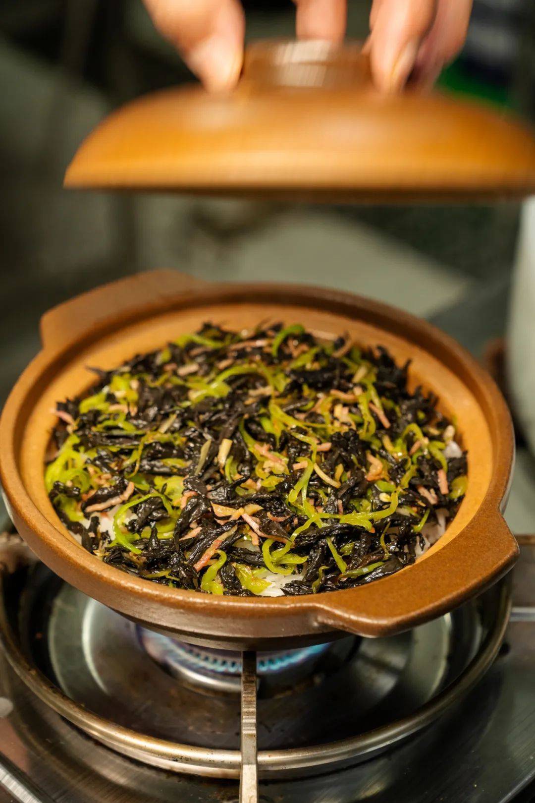 黑牛肝菌的肉质饱满和大蒜一起炒格外香